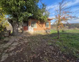 Huis en bijgebouw op ca. 1.000 m² gemeentelijke grond in Razdel - Bulgarije