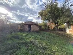 Huis en bijgebouw op ca. 1.000 m² gemeentelijke grond in Razdel - Bulgarije