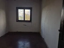 Huis en bijgebouw op ca. 1.000 m² gemeentelijke grond in Razdel - Bulgarije