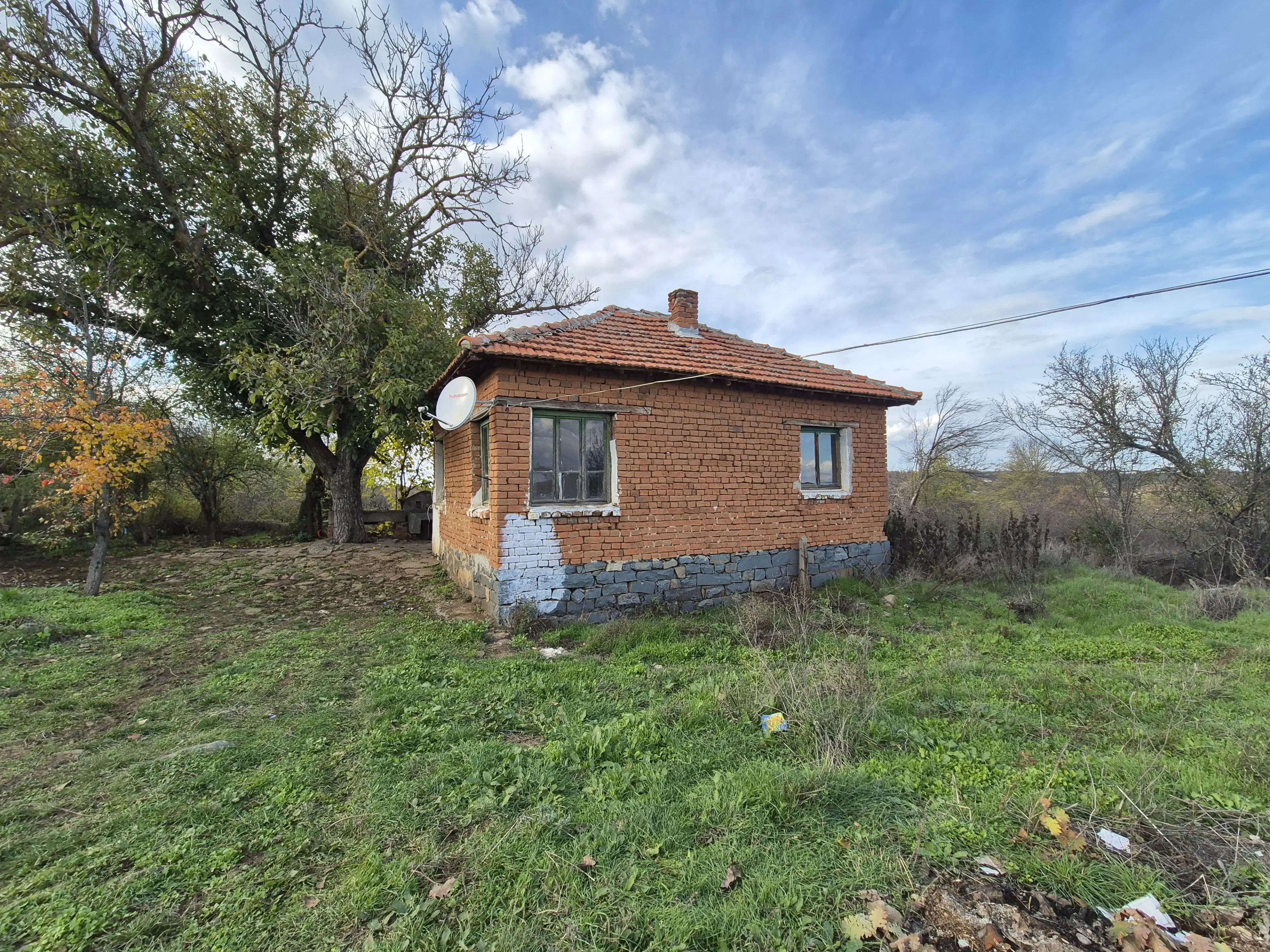 Huis en bijgebouw op ca. 1.000 m² gemeentelijke grond in Razdel - Bulgarije