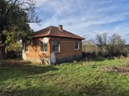 Huis en bijgebouw op ca. 1.000 m² gemeentelijke grond in Razdel - Bulgarije