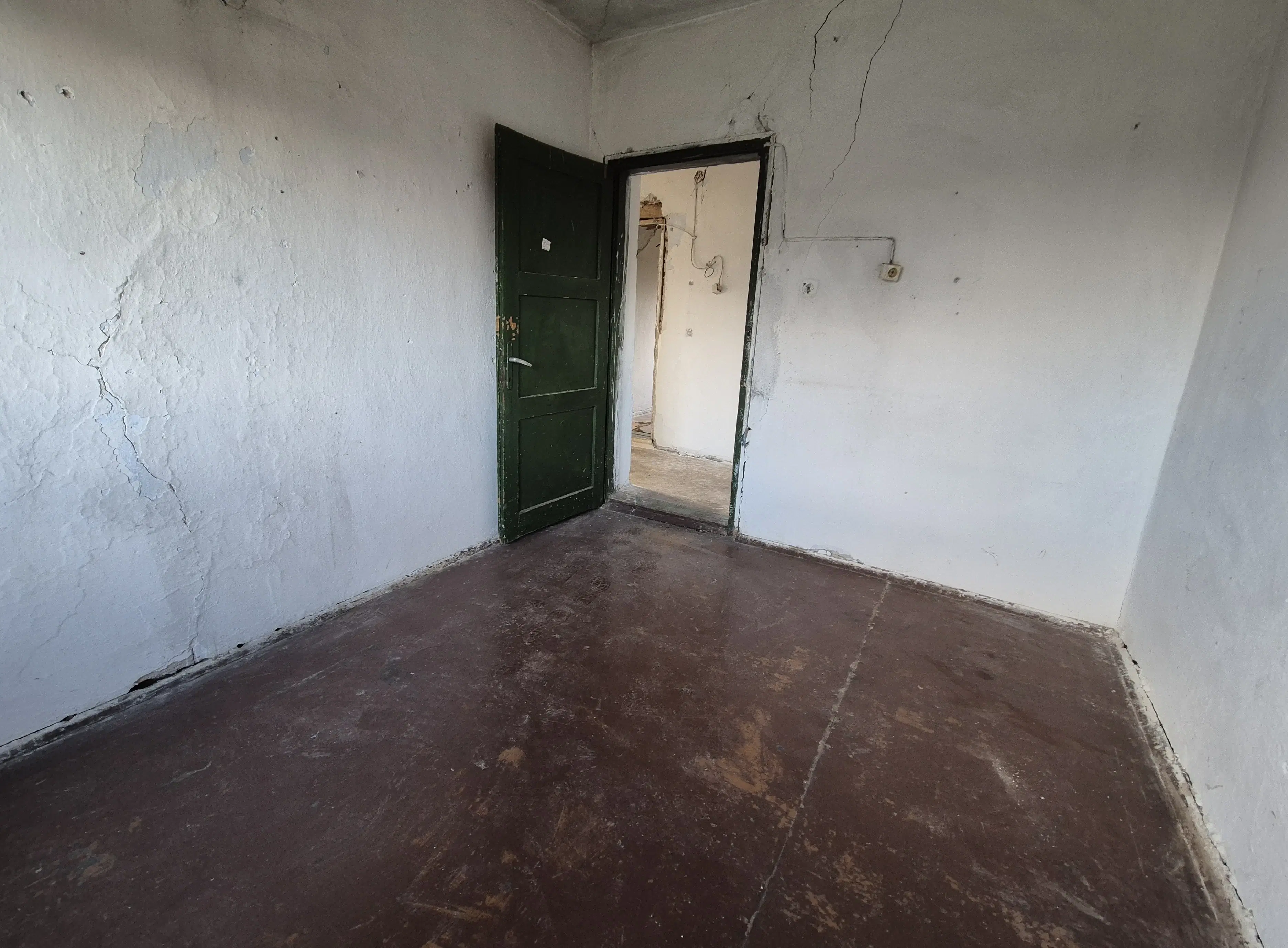 Huis en bijgebouw op ca. 1.000 m² gemeentelijke grond in Razdel - Bulgarije