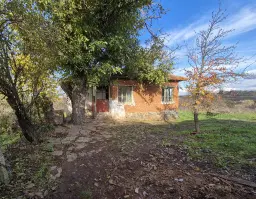 Huis en bijgebouw op ca. 1.000 m² gemeentelijke grond in Razdel - Bulgarije