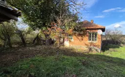 Huis en bijgebouw op ca. 1.000 m² gemeentelijke grond in Razdel - Bulgarije