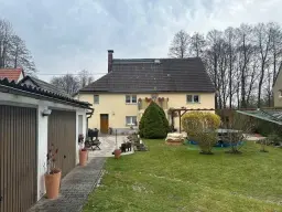 Vrijstaande vakwerkwoning op 290 m² eigendomsperceel in Langenleuba-Niederhain - Duitsland