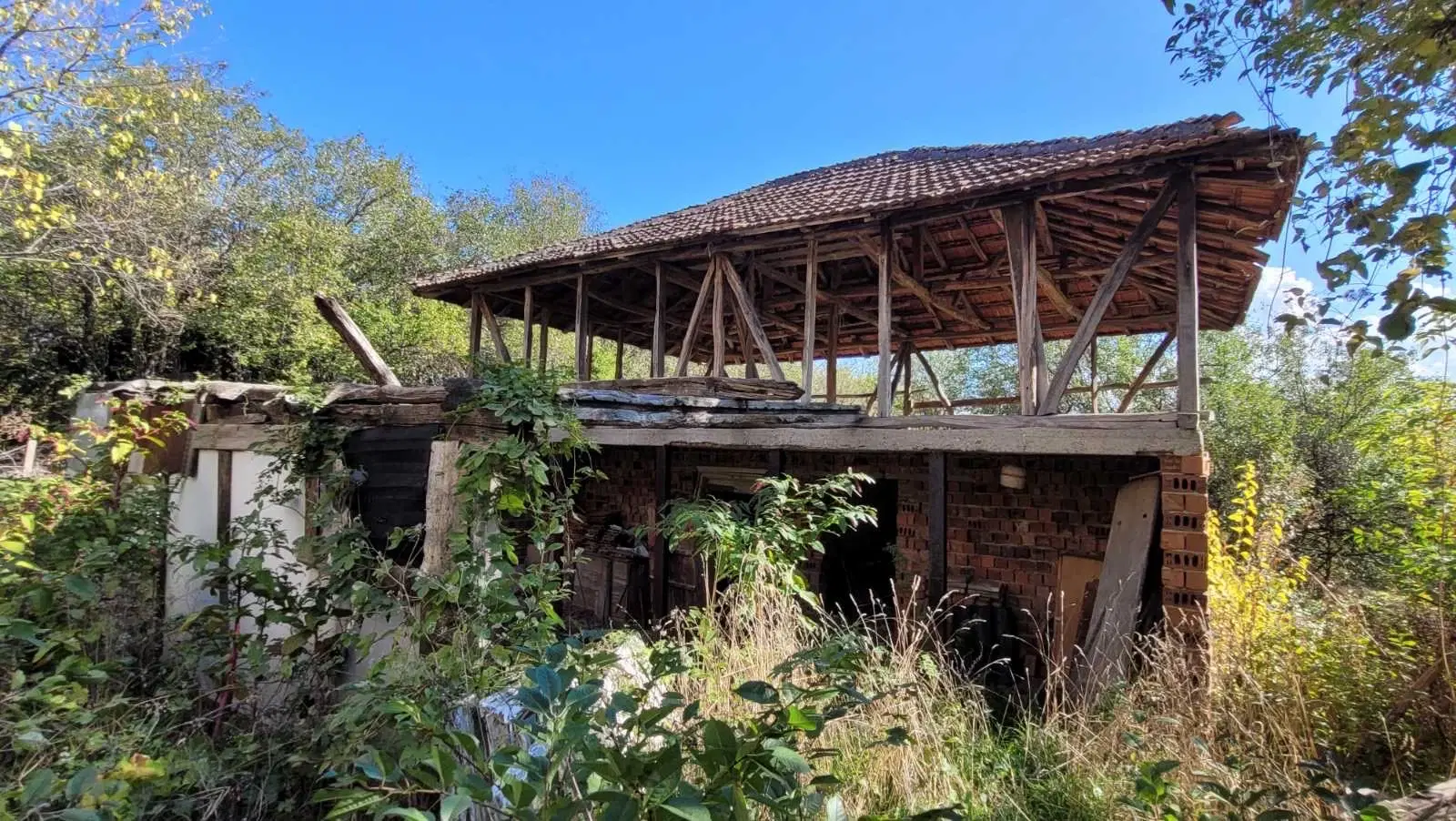 Tweelaags huis met een perceel van 1.100 m² en landbouwgrond van 6.494 m² in Rakovitsa - Bulgarije