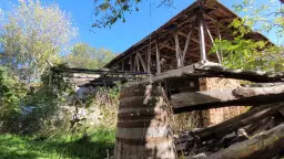 Tweelaags huis met een perceel van 1.100 m² en landbouwgrond van 6.494 m² in Rakovitsa - Bulgarije