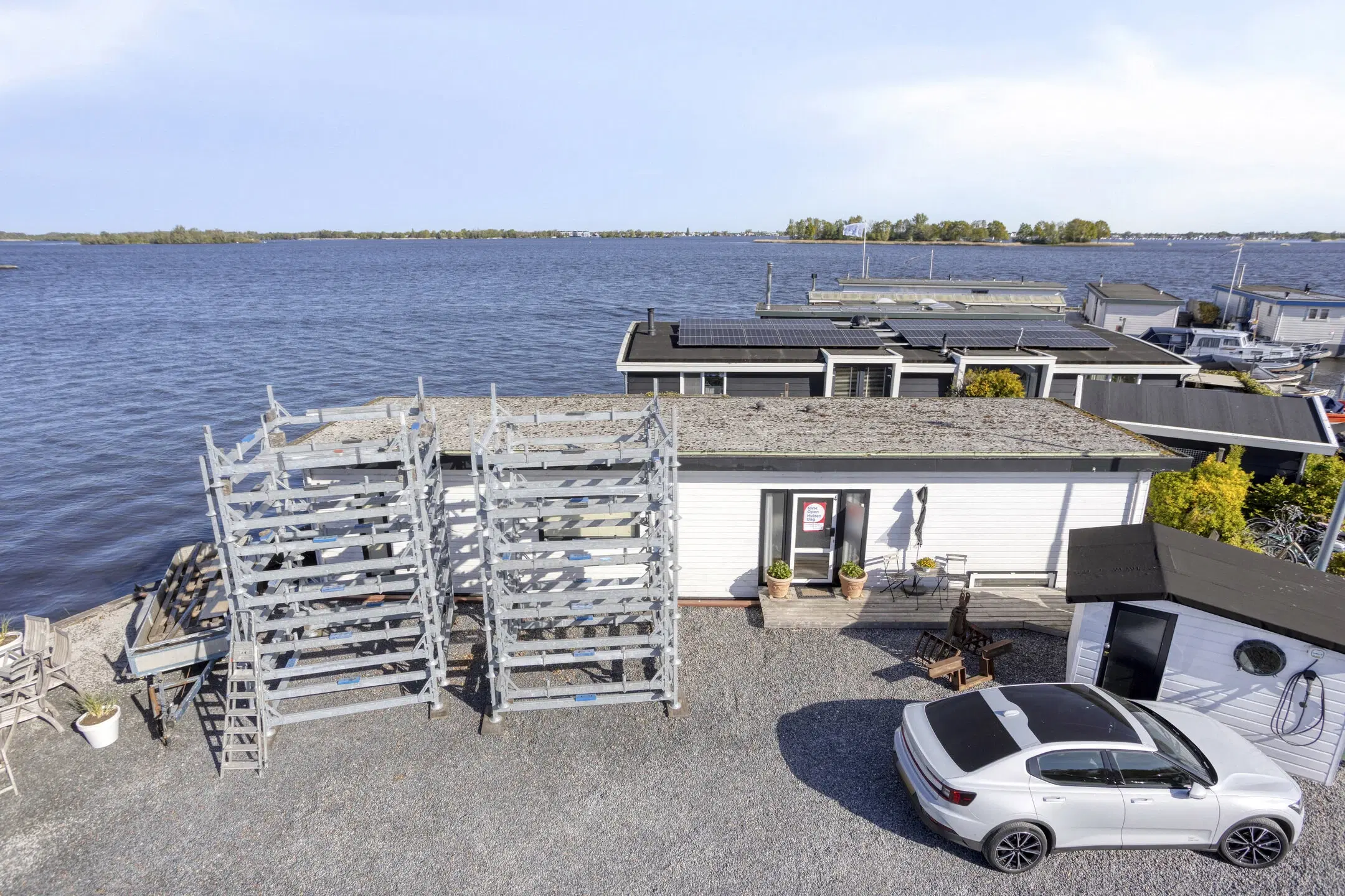 Woonboot genaamd De Witte Spin te Loosdrecht