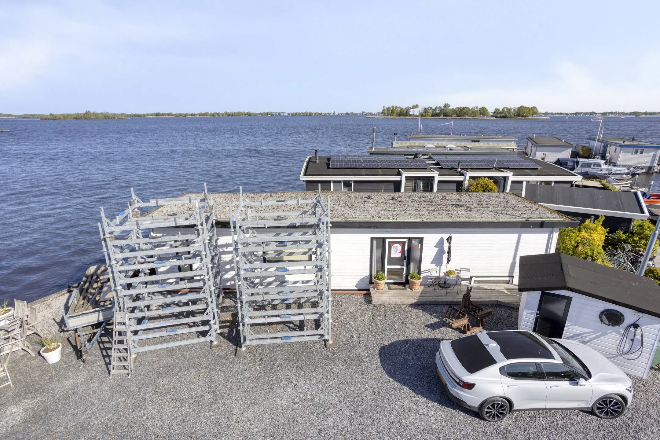 Woonboot genaamd De Witte Spin te Loosdrecht