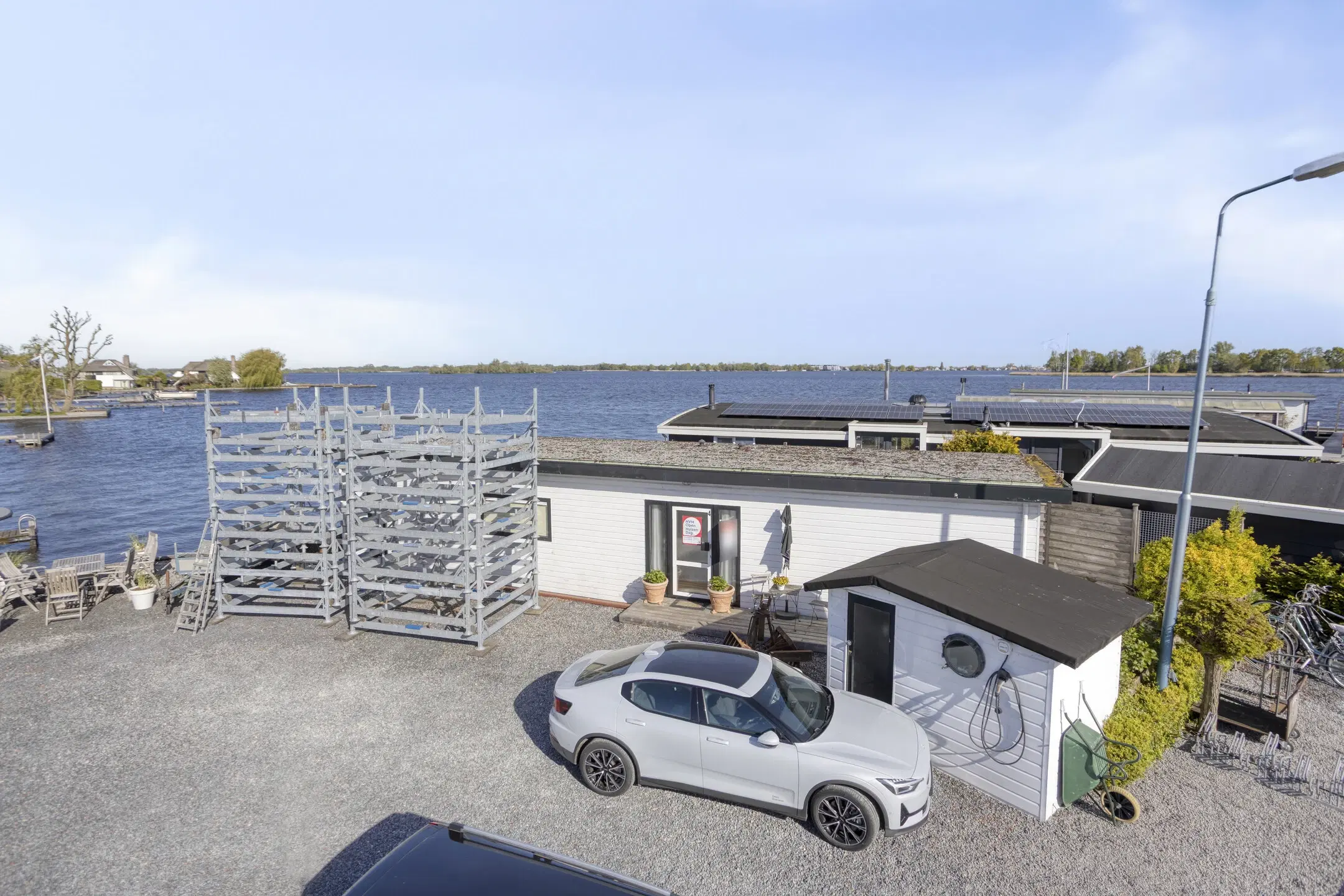 Woonboot genaamd De Witte Spin te Loosdrecht