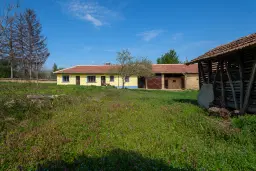 Perceel van 2.090 m² + Gezinswoning + Bijgebouwen - Karaisen, Veliko Tarnovo - Bulgarije