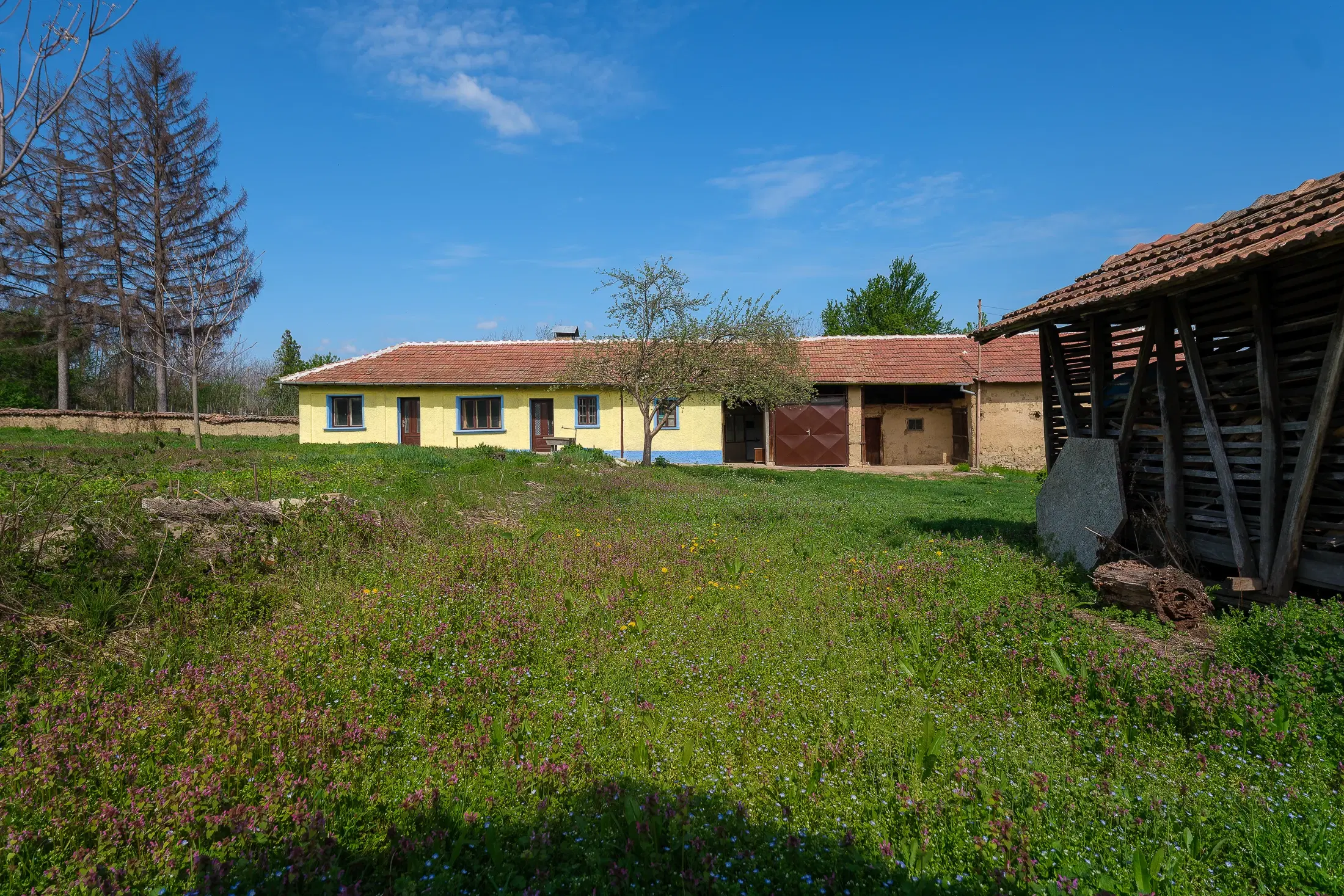 Perceel van 2.090 m² + Gezinswoning + Bijgebouwen - Karaisen, Veliko Tarnovo - Bulgarije