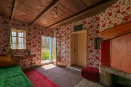 Perceel van 2.090 m² + Gezinswoning + Bijgebouwen - Karaisen, Veliko Tarnovo - Bulgarije