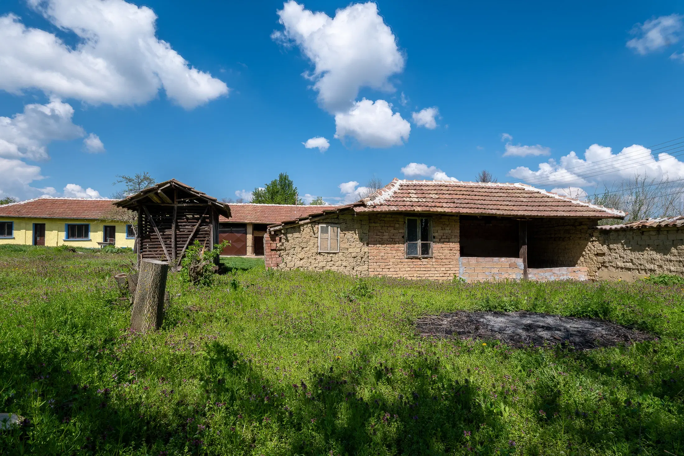 Perceel van 2.090 m² + Gezinswoning + Bijgebouwen - Karaisen, Veliko Tarnovo - Bulgarije