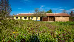 Perceel van 2.090 m² + Gezinswoning + Bijgebouwen - Karaisen, Veliko Tarnovo - Bulgarije