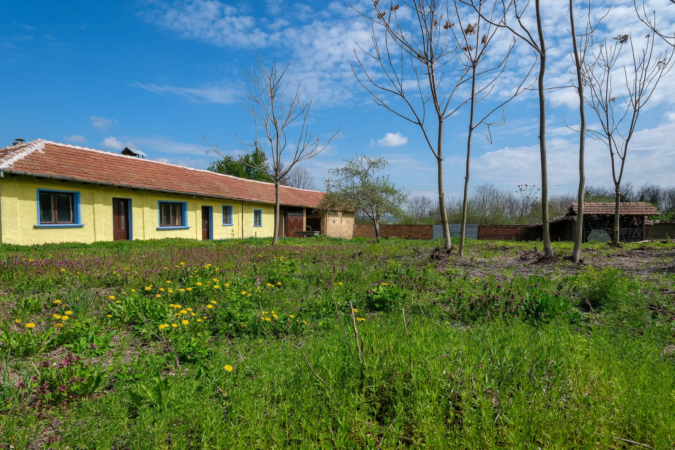 Perceel van 2.090 m² + Gezinswoning + Bijgebouwen - Karaisen, Veliko Tarnovo - Bulgarije