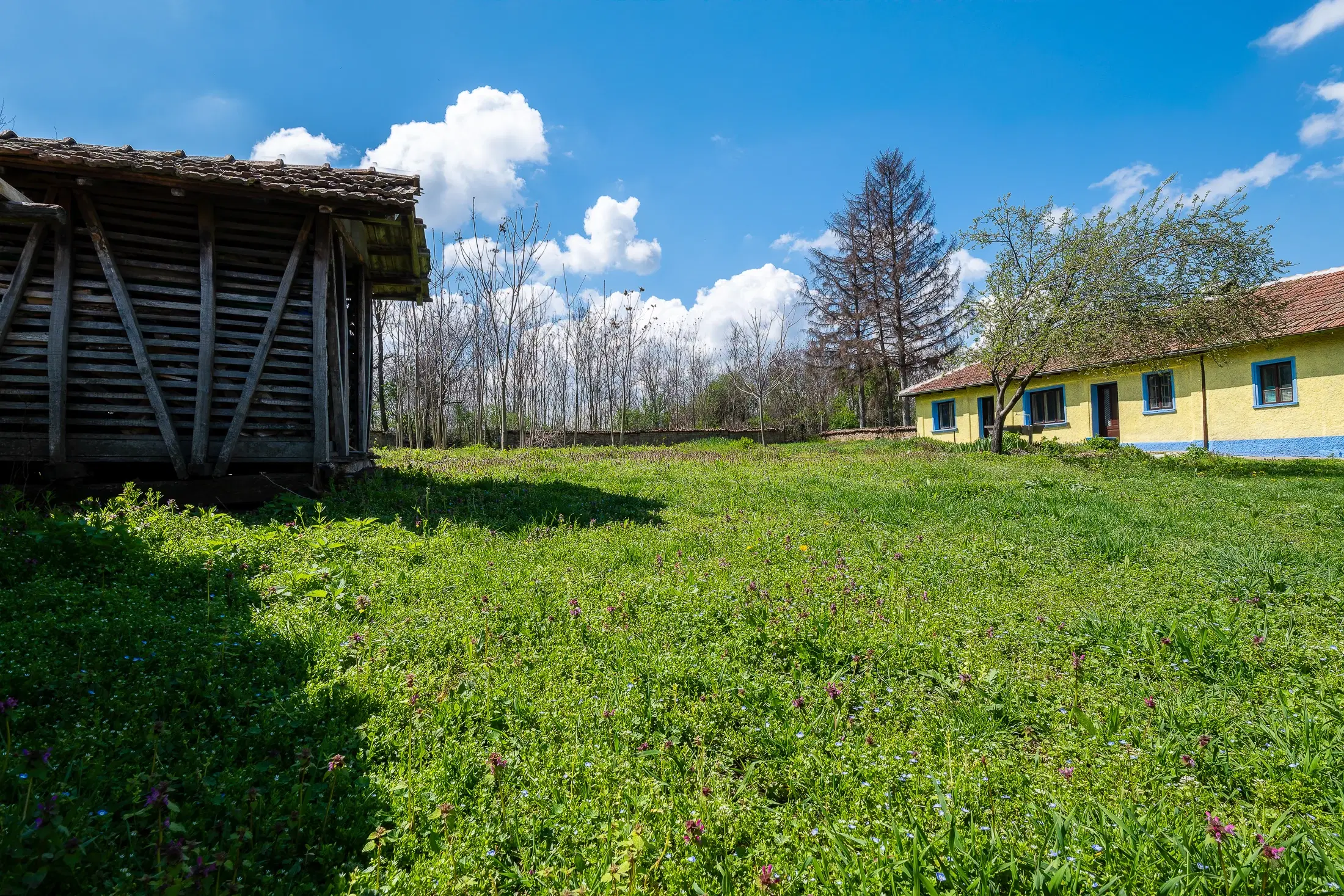 Perceel van 2.090 m² + Gezinswoning + Bijgebouwen - Karaisen, Veliko Tarnovo - Bulgarije