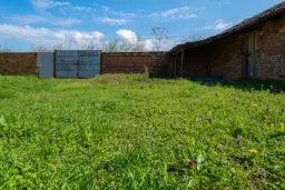 Perceel van 2.090 m² + Gezinswoning + Bijgebouwen - Karaisen, Veliko Tarnovo - Bulgarije