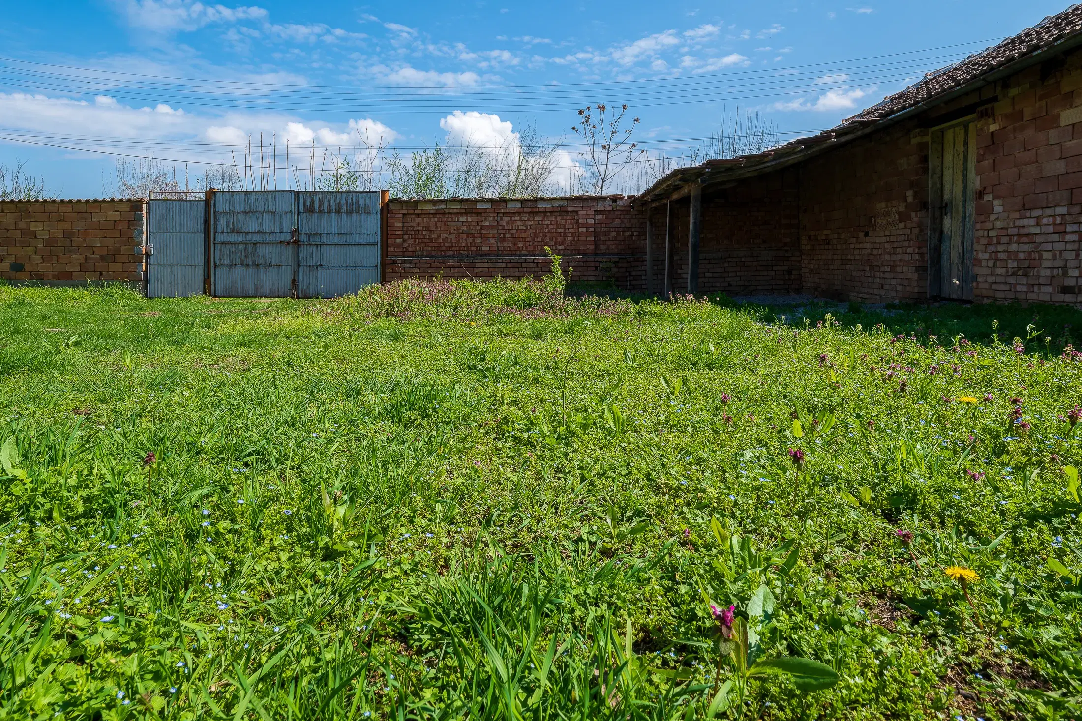 Perceel van 2.090 m² + Gezinswoning + Bijgebouwen - Karaisen, Veliko Tarnovo - Bulgarije
