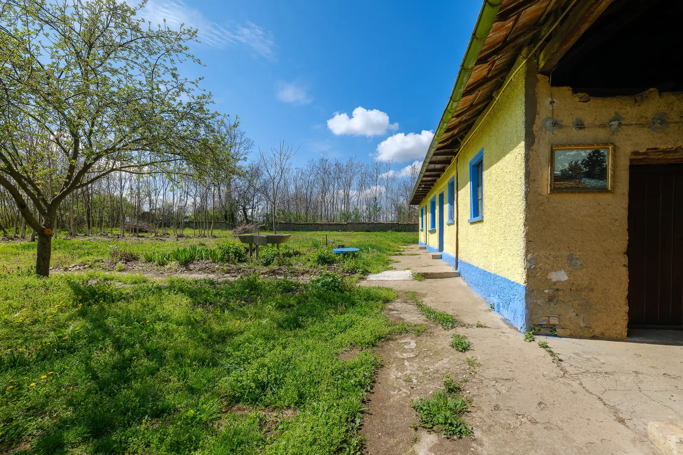 Perceel van 2.090 m² + Gezinswoning + Bijgebouwen - Karaisen, Veliko Tarnovo - Bulgarije