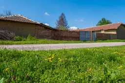 Perceel van 2.090 m² + Gezinswoning + Bijgebouwen - Karaisen, Veliko Tarnovo - Bulgarije