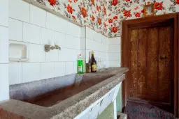 Perceel van 2.090 m² + Gezinswoning + Bijgebouwen - Karaisen, Veliko Tarnovo - Bulgarije