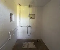 Perceel van 2.090 m² + Gezinswoning + Bijgebouwen - Karaisen, Veliko Tarnovo - Bulgarije