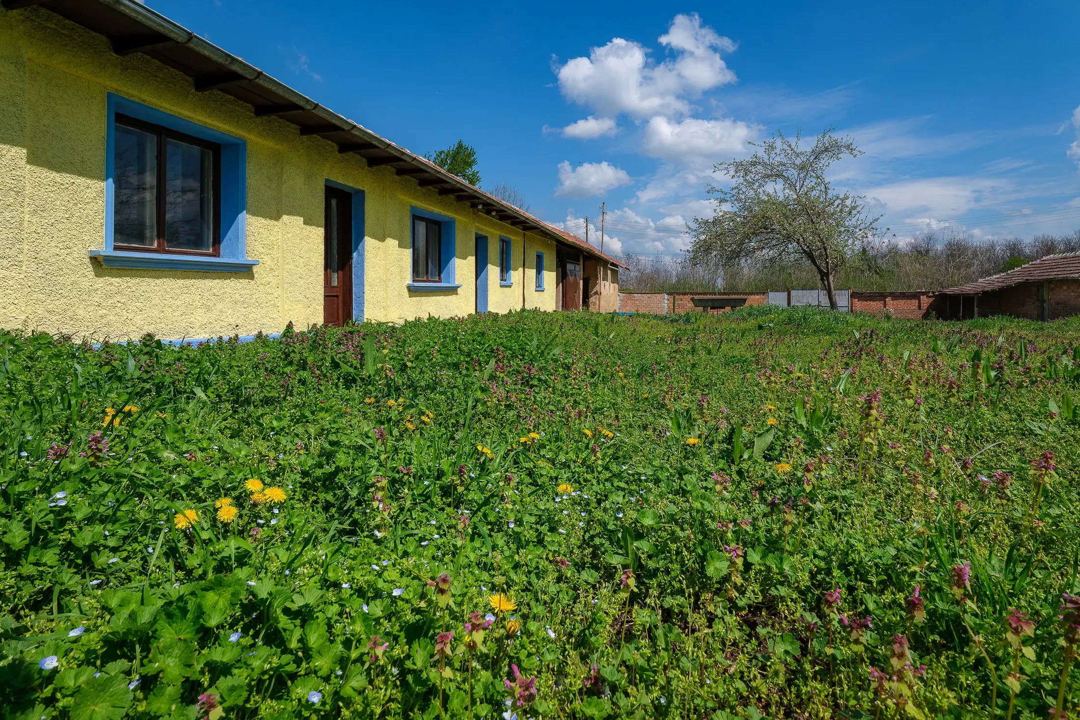 Perceel van 2.090 m² + Gezinswoning + Bijgebouwen - Karaisen, Veliko Tarnovo - Bulgarije