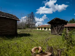 Perceel van 2.090 m² + Gezinswoning + Bijgebouwen - Karaisen, Veliko Tarnovo - Bulgarije