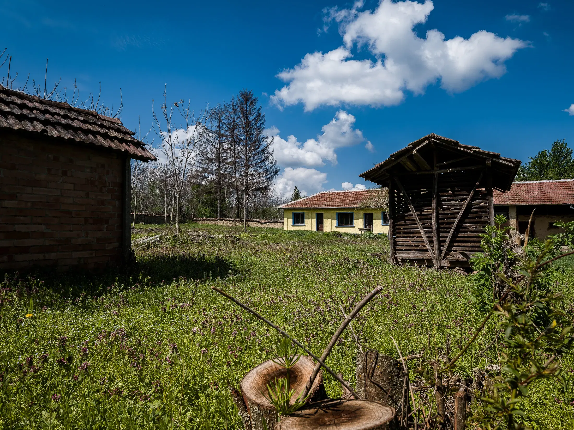 Perceel van 2.090 m² + Gezinswoning + Bijgebouwen - Karaisen, Veliko Tarnovo - Bulgarije
