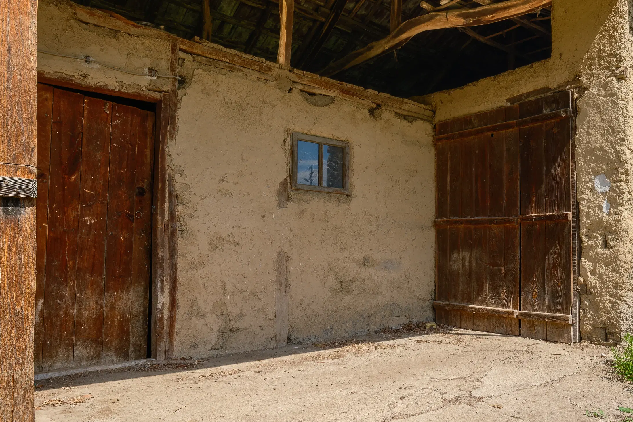 Perceel van 2.090 m² + Gezinswoning + Bijgebouwen - Karaisen, Veliko Tarnovo - Bulgarije