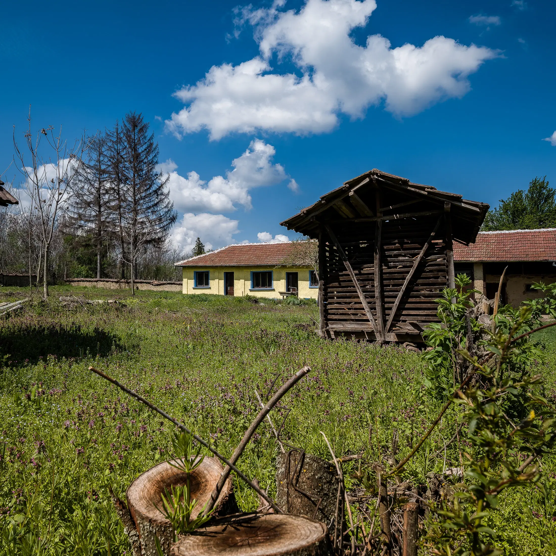Perceel van 2.090 m² + Gezinswoning + Bijgebouwen - Karaisen, Veliko Tarnovo - Bulgarije