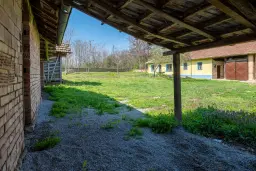 Perceel van 2.090 m² + Gezinswoning + Bijgebouwen - Karaisen, Veliko Tarnovo - Bulgarije