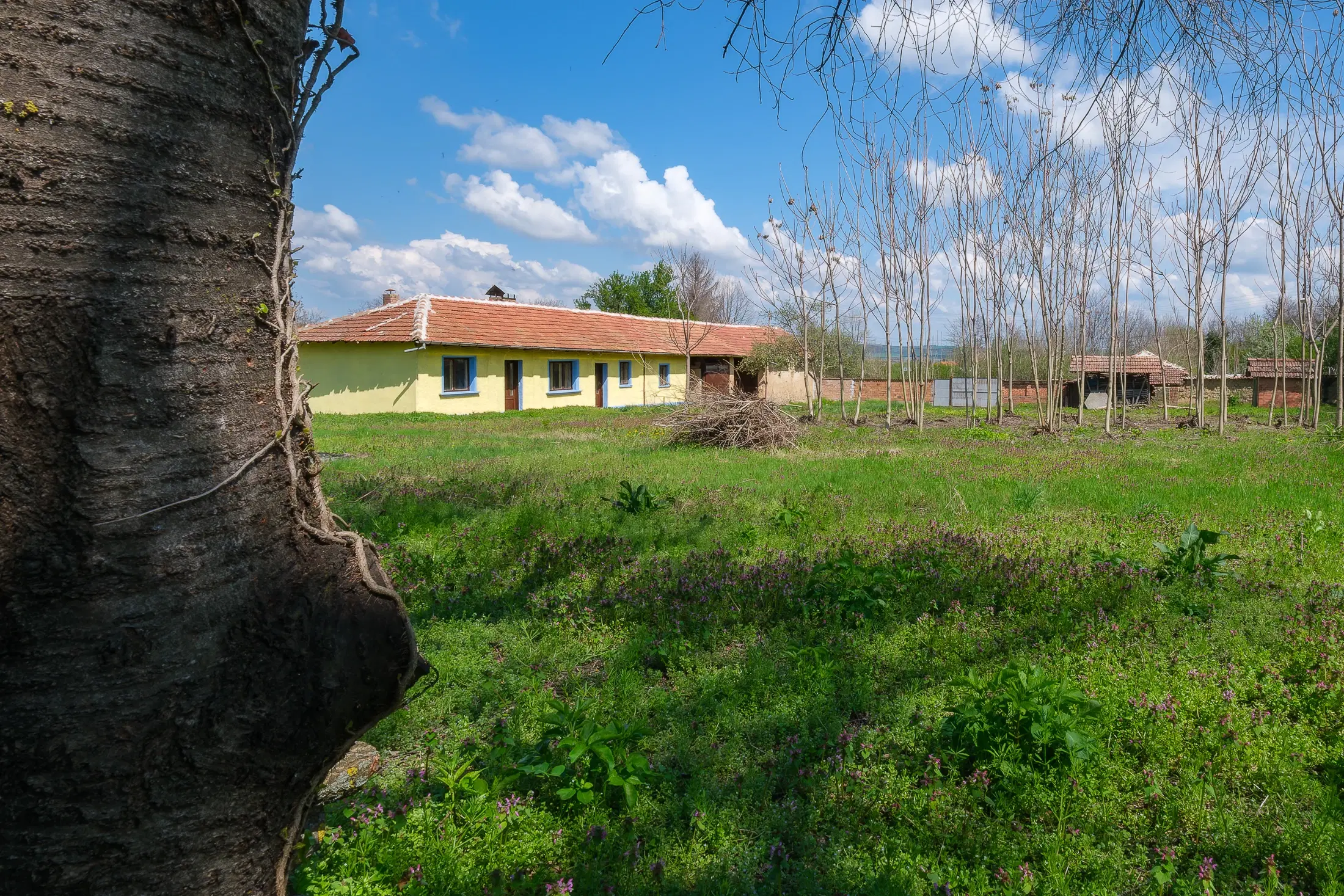 Perceel van 2.090 m² + Gezinswoning + Bijgebouwen - Karaisen, Veliko Tarnovo - Bulgarije