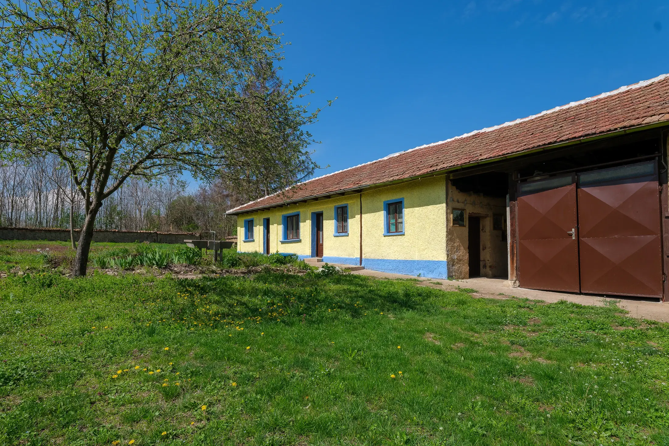 Perceel van 2.090 m² + Gezinswoning + Bijgebouwen - Karaisen, Veliko Tarnovo - Bulgarije