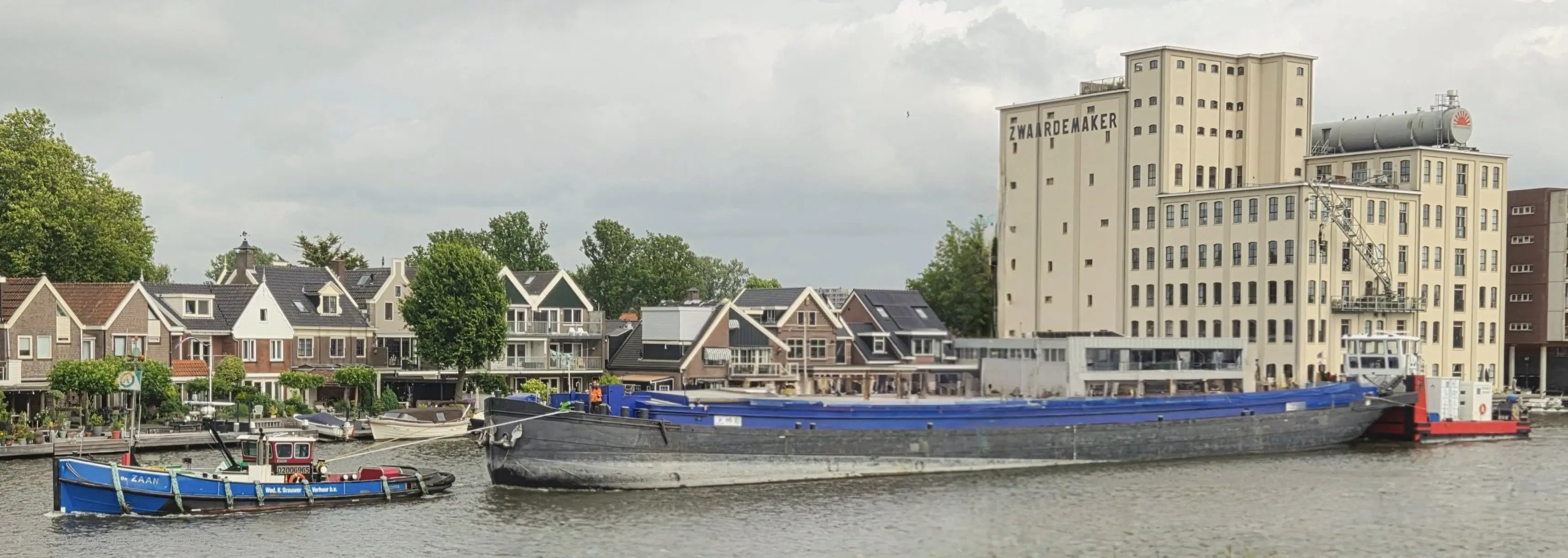 Ofi Barge 3, stalen sleepschip te Zaandam