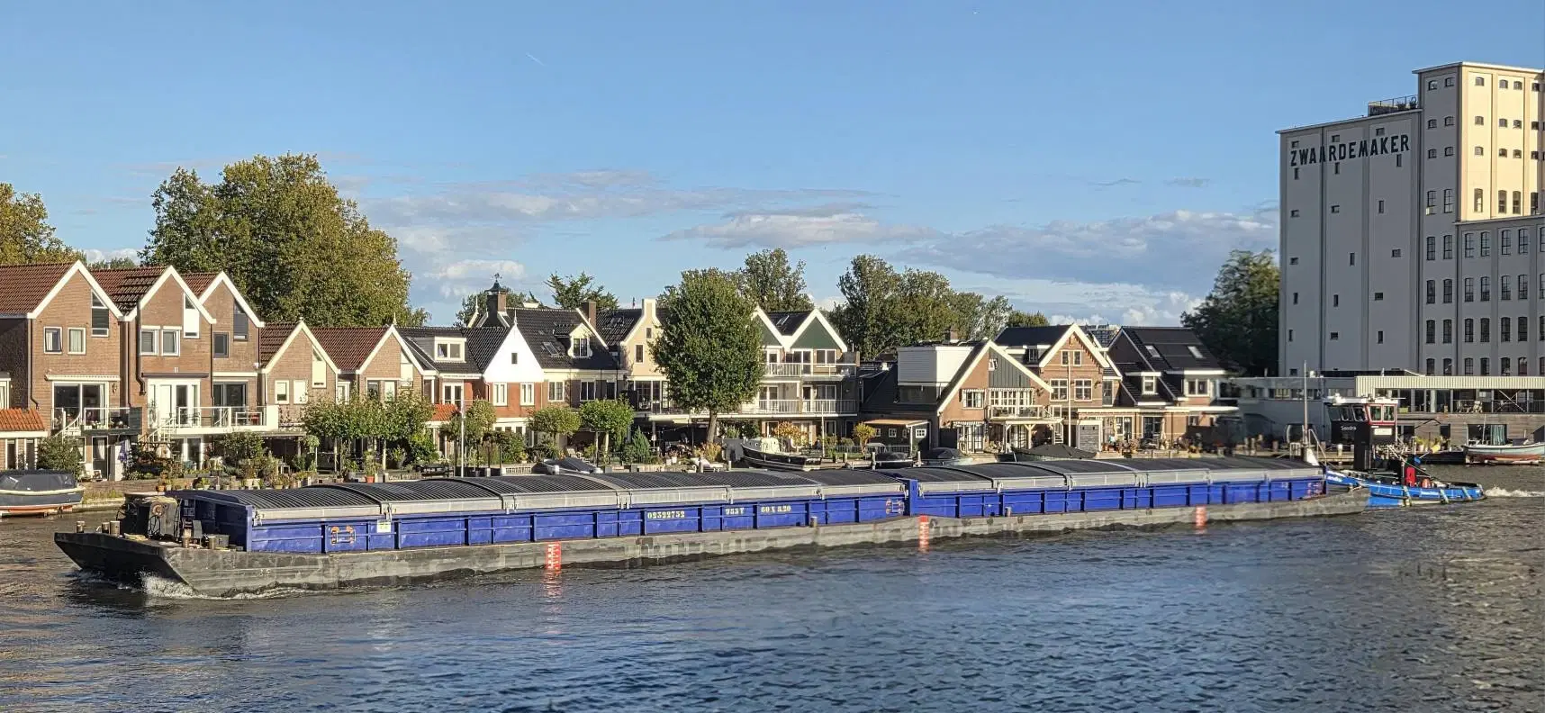 Jansma Barge 105, stalen duwboot te Zaandam