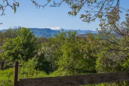 Perceel van 1.364 m² met gezinswoning en bijgebouwen in Damyanovo, Gabrovo - Bulgarije