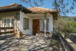 Perceel van 1.364 m² met gezinswoning en bijgebouwen in Damyanovo, Gabrovo - Bulgarije