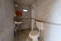 Perceel van 1.364 m² met gezinswoning en bijgebouwen in Damyanovo, Gabrovo - Bulgarije