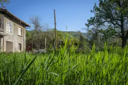 Perceel van 1.364 m² met gezinswoning en bijgebouwen in Damyanovo, Gabrovo - Bulgarije