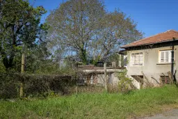 Perceel van 1.364 m² met gezinswoning en bijgebouwen in Damyanovo, Gabrovo - Bulgarije