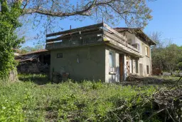 Perceel van 1.364 m² met gezinswoning en bijgebouwen in Damyanovo, Gabrovo - Bulgarije