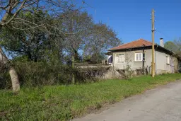 Perceel van 1.364 m² met gezinswoning en bijgebouwen in Damyanovo, Gabrovo - Bulgarije