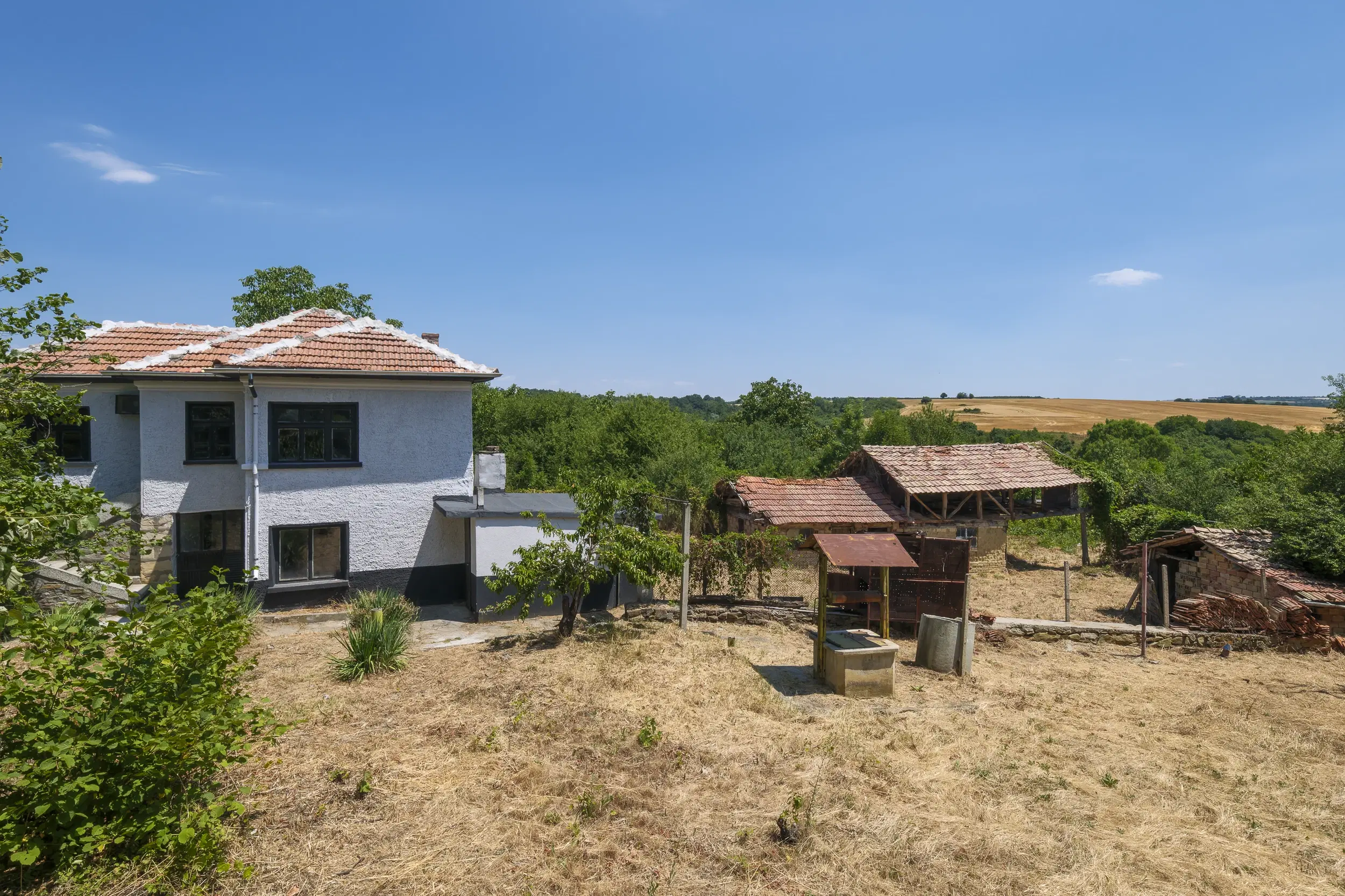 Perceel van 7.857 m² met 2-verdiepingen gezinswoning en bijgebouwen, met uitzicht nabij Veliko Tarnovo - Bulgarije