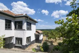 Perceel van 7.857 m² met 2-verdiepingen gezinswoning en bijgebouwen, met uitzicht nabij Veliko Tarnovo - Bulgarije