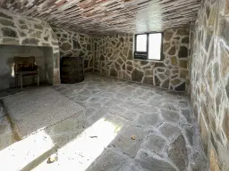 Perceel van 7.857 m² met 2-verdiepingen gezinswoning en bijgebouwen, met uitzicht nabij Veliko Tarnovo - Bulgarije