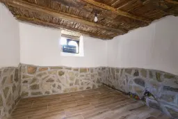 Perceel van 7.857 m² met 2-verdiepingen gezinswoning en bijgebouwen, met uitzicht nabij Veliko Tarnovo - Bulgarije