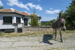 Perceel van 7.857 m² met 2-verdiepingen gezinswoning en bijgebouwen, met uitzicht nabij Veliko Tarnovo - Bulgarije