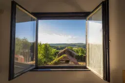 Perceel van 7.857 m² met 2-verdiepingen gezinswoning en bijgebouwen, met uitzicht nabij Veliko Tarnovo - Bulgarije